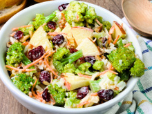 Essa salada de Natal com frango desfiado é um sonho: aprenda receita fácil do prato natalino cheio de frescor