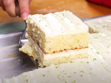 Bolo mousse de limão feito no liquidificador é a receita perfeita para um lanche da tarde digno de cafeteria