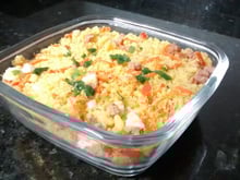 Farofa de cuscuz com calabresa