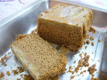 Bolo integral simples com fubá e banana