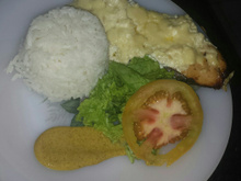 Salmão gratinado ao molho branco com champignon