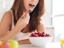 Nunca coma frutas de estômago vazio, alerta nutricionista