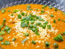 Esfriou! É hora de trocar a janta por uma sopa cremosa e nutritiva: aprenda como fazer caldo de abóbora