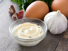 Aioli é muito mais que uma maionese de luxo: o molho cremoso dá um toque de chef aos pratos; veja como fazer