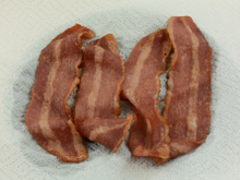 Nem na air fryer, nem na frigideira: bacon crocante e sequinho se faz com papel toalha no micro-ondas
