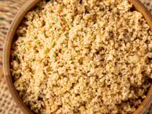 Receita de farofa de pão amanhecido que surpreende no sabor é perfeita para o almoço de domingo!