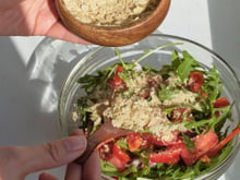 Se você gosta de saladas com sabor de queijo, conheça esse substituto nutritivo com quase nada de caloria: ideal para quem está em processo de emagrecimento