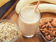 Veja por que você deve deixar a aveia e as amêndoas de molho antes de fazer essa receita de smoothie para ganhar músculos