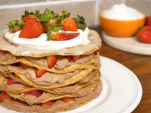 Você precisa testar essa torta doce com massa de panqueca, fica bem recheada e é simples de fazer