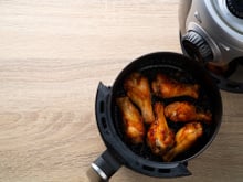 Essa é a maneira mais rápida e fácil de fazer um frango com a carne suculenta e saborosa e a pele bem crocante