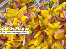 Salada de manga agridoce e refrescante para aproveitar a fruta da estação e todos os seus benefícios de um jeito delicioso!