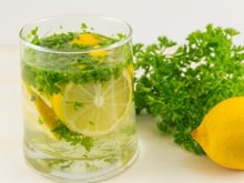 Chá de salsinha ajuda a diminuir a retenção de líquidos