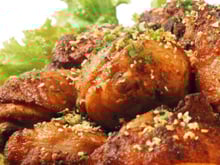 2 receitas de petisco na air fryer: frango à passarinho e pão de alho