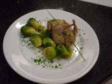 Codorna recheada e couve de bruxelas