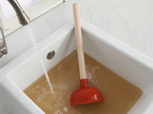 Nem bicarbonato de sódio, nem soda caustica: esse ingrediente simples vai desentupir a pia com facilidade