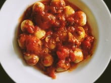 Nhoque de mandioquinha ao molho sugo com manjericão