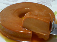 Sempre que eu faço esse pudim de doce de leite não sobra nem a calda no prato: receita cremosa tem um segredo