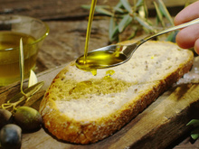 Azeite sem desperdício: tampinha que vem na garrafa tem uma função que ninguém sabe!