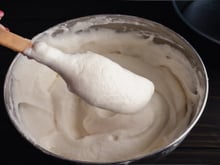 Uma chef confeiteira explica por que dominar o folding é essencial para bolos leves e bem estruturados