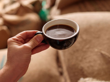 Faço isso todas as manhãs há 50 anos: endocrinologista revela truque simples no café que pode proteger sua vesícula