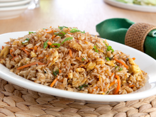 Essa receita de arroz frito é tão simples que até quem não cozinha consegue acertar