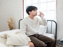 Muitos têm o hábito de beber água ao acordar, ainda em jejum, mas especialistas revelam o que isso faz com o corpo