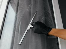 Janelas sem manchas: descubra o segredo dos profissionais de limpeza para deixar o vidro brilhando sem produtos caros