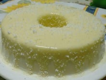 Nada de ovo ou forno no bolo mais fácil do mundo: é só mexer tudo e servir com leite condensado