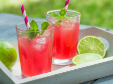 Pink Lemonade: aprenda a fazer essa bebida refrescante de 3 modos diferentes