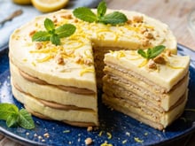 Receita de charlotte de limão com iogurte grego: ideal para satisfazer um desejo saudável e com menos calorias