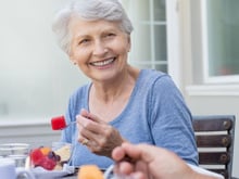 O segredo das nossas avós para a eterna juventude: a fruta que protege o coração e limpa as artérias