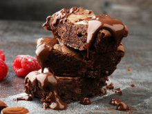 Brownie caramelizado com gotas de chocolate é o bolo mais macio e fácil de fazer para se lambuzar