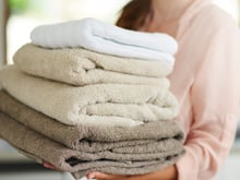 Descobri a misturinha perfeita para tirar o mau cheiro das toalhas em minutos, nem precisa ir para a máquina de lavar
