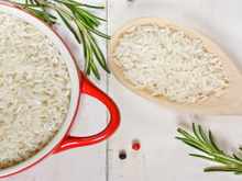 Coloque alecrim em um pote com arroz e se surpreenda com os benefícios que ele traz para sua casa