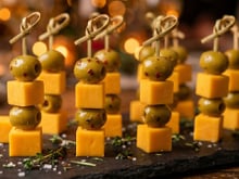 Espetinho para a Copa do Mundo com queijo amarelo e azeitona verde para 10 pessoas na tábua de frios