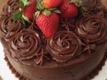 Bolo de aniversário superfácil com morangos