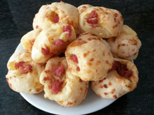 Pão de queijo com linguiça blumenau