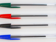 O pequeno furo na ponta da tampa da caneta Bic não é só um detalhe: ele pode salvar vidas