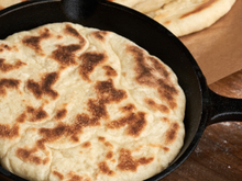 Pãozinho de frigideira com 2 ingredientes e pronto em 10 minutos: receita perfeita para o café da manhã de domingo!