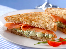 Sanduíche de salmão defumado com brócolis