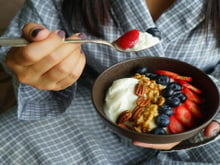 O que comer no café da manhã para cuidar do intestino? TudoGostoso lista 8 opções e os alimentos para evitar