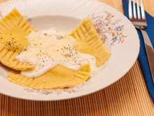 Ravioli de queijo brie, damasco e nozes ao molho de champagne