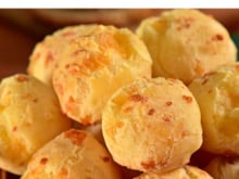 Essa é a receita MAIS FÁCIL de pão de queijo e perfeita para o lanche da tarde!