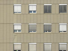 O truque de gênio para limpar persianas na parte externa de edifícios altos de forma rápida, fácil e segura