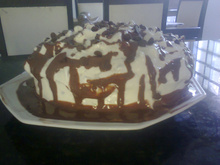 Bolo de chocolate com cobertura de marshmallow