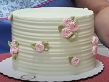 Ganache de chantilly cremoso simples: aprenda como fazer essa cobertura deliciosa, não derrete e dá certo até com batedeira de mão!