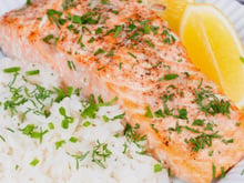 Salmão ao molho de alecrim com risoto à piemontese