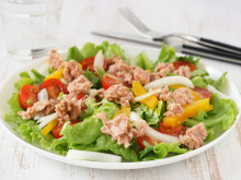 Salada quente de vegetais e atum