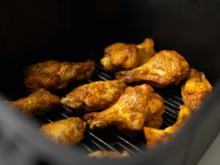 Frango a passarinho na airfryer fica uma delícia: precisa apenas temperar e assar