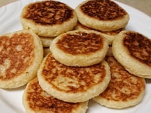 Pão de batata de frigideira com 2 ingredientes é a receita perfeita para um lanche diferenciado!